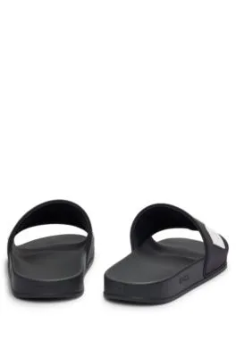 Chanclas con logo en relieve fabricadas en Italia